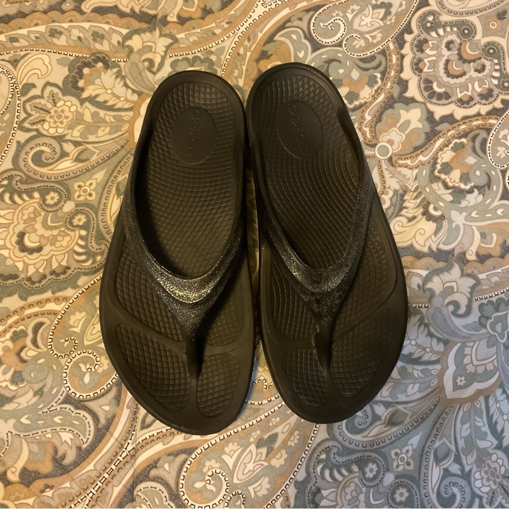 Mint OOFOS Oolala Platinum Sparkle Thong Sandals Women’s Sz 7 EU 38 Worn 1x - Picture 6 of 9